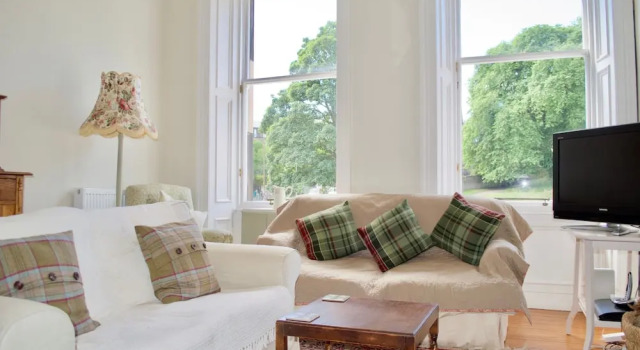 1 Bedroom Flat in Central Edinburgh, Забронировать Отель Эдинбург Midlothian, рядом с Холирудское абатство