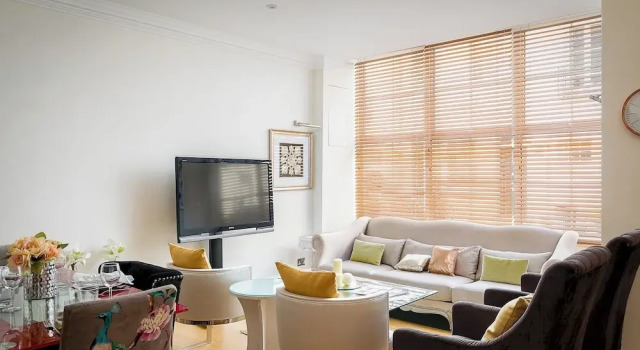 Luxury 5-bedroom Villa With Parking and AC