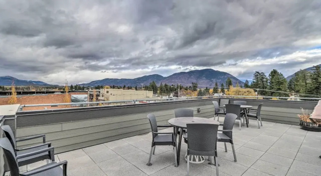 Sleek Columbia Falls Condo: Centrally Located!, Book Lejlighed Hoteller i Flathead Valley med parkering, Parkering