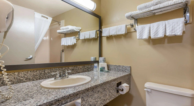 Четырёхместный люкс Best Western Strathmore Inn