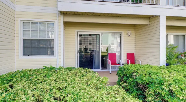 Walk to Beach: 1st-floor Unit w/ Pool in Melbourne, Varaa Huoneisto Indian Harbour Beach Space Coast