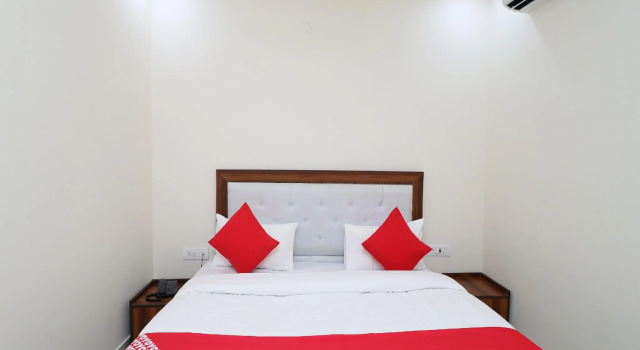 OYO 37078 Hotel Dezzire, Забронировать Отель Фаридабад штат Харьяна