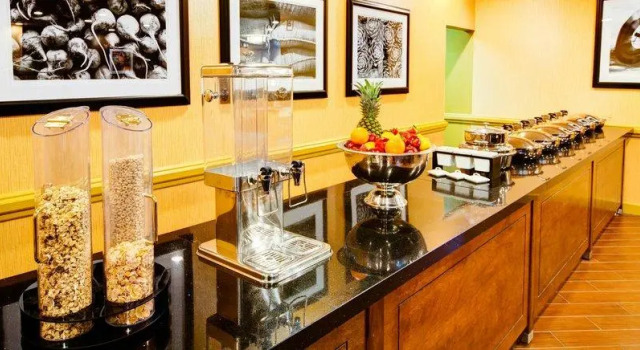 Кровать в общем номере Crowne Plaza Wilmington North
