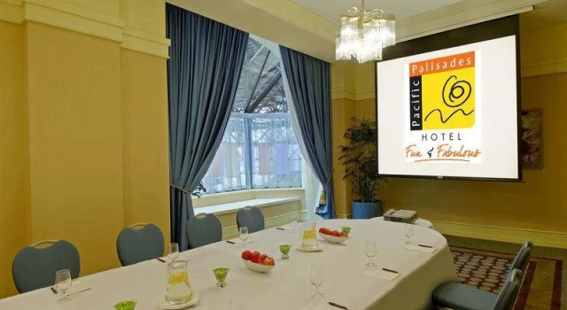 Pacific Palisades Hotel, Забронировать Отель Отели Ванкувера с парковкой, рядом с Yaletown Roundhouse Skytrain Station, Парковка