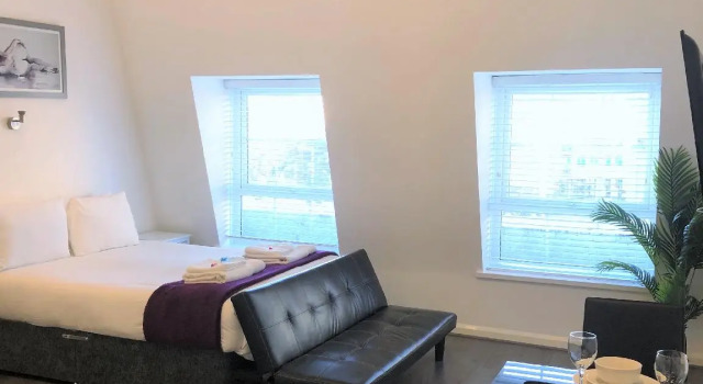Luxo quarto Fox House, Studio Apartments