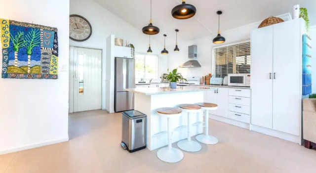 Jellicoe Views - Surfdale Holiday Home, Buchen Sie Hotel  
