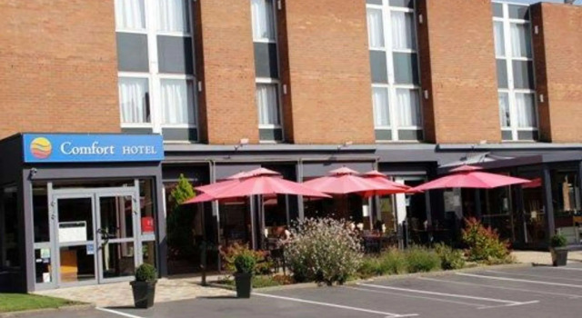 Кровать в общем номере Comfort Hotel Lille LUnion