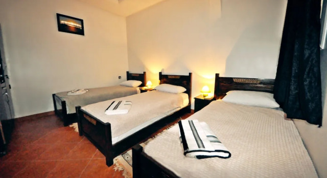Кровать в общем номере Hola Surf Morocco
