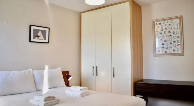 Modern 2 Bedroom Flat Above Family Run Pub, Забронировать Отель Отели Дублина 3 звезды, рядом с Театр «Тиволи», 3*