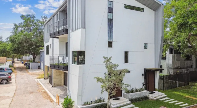Апартаменты NEW The Strata Barn - Luxury Hyde Park Townhome