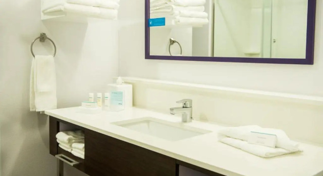 Четырёхместный люкс Hampton Inn & Suites Warrington Horsham