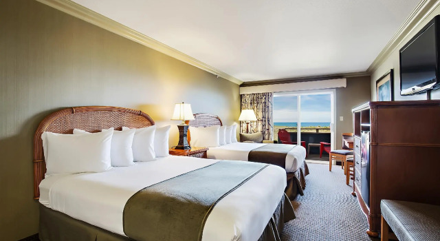 Четырёхместный номер Standard с видом на океан Surf and Sand Lodge