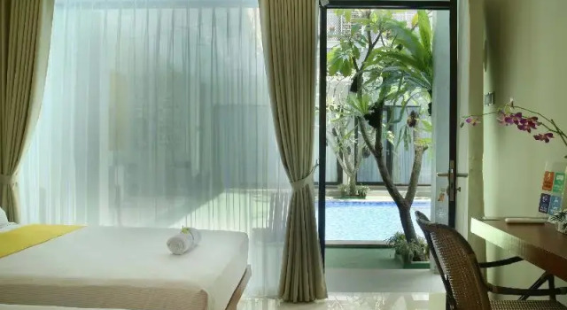Deluxe Doppel Zimmer mit Balkon und mit Poolblick Roemah Kenari