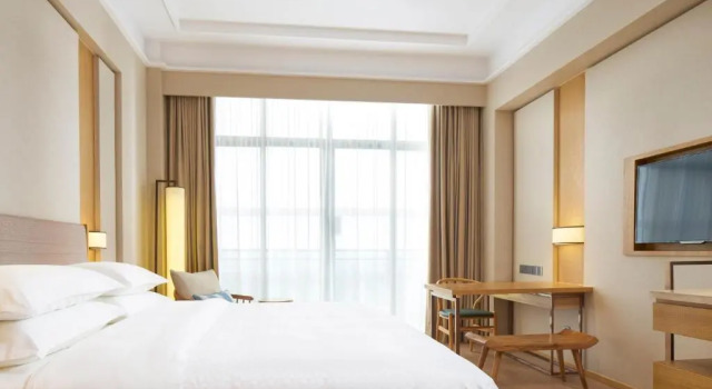 Номер Standard с видом на поле для гольфа Four Points By Sheraton Chengdu, Pujiang Resort
