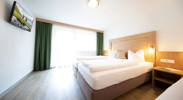 Gästehaus Waldesrand, Rezerwuj Hotel Hotele w Tyrol z parkingiem, Parking