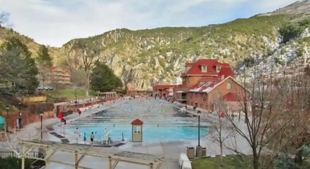 Апартаменты с 2 комнатами с балконом Cozy Central Glenwood Springs Condo w/ 2 Decks!