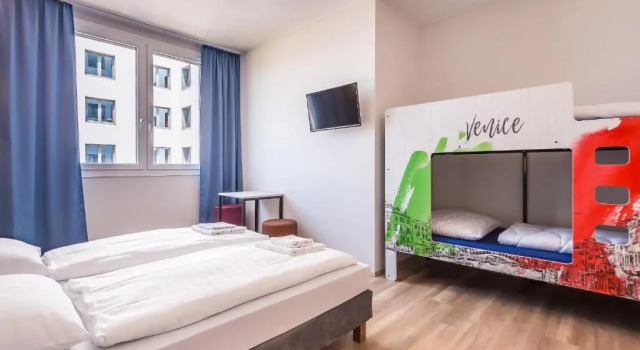 Трёхместный номер Отель a&o Hostel Venezia Mestre