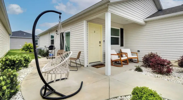 The Villages Home w/ Golf Cart & Community Pools!, Book Feriehus Sommerhuse i Wildwood, Hytte