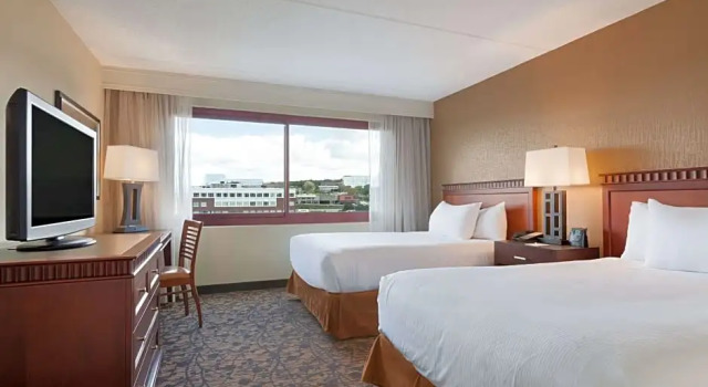 Четырёхместный люкс Deluxe с 2 комнатами Embassy Suites by Hilton Boston Waltham