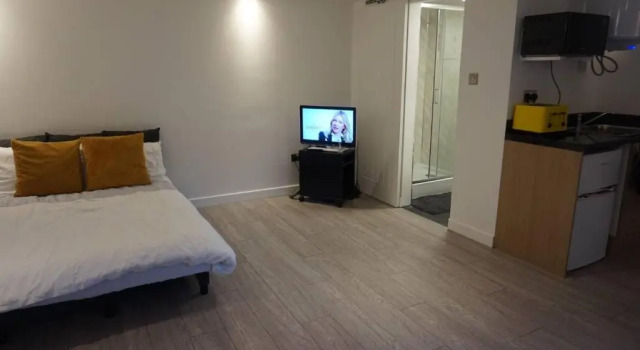 Newly Built Studio Guest House, 25 mins to London, close to Bluewater
