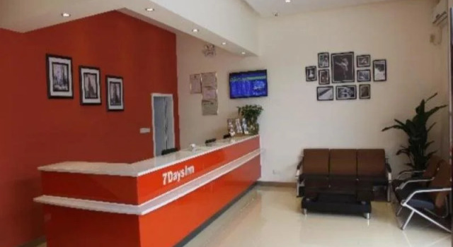 7 Days Inn Foshan Jiangwan Intersection Foshan University Branch, Boek Hotel Hotels in Guangdong met parkeren, Parkeren
