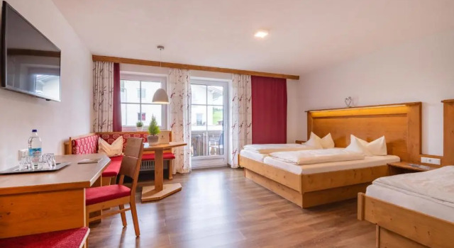 Трёхместный номер Standard с балконом Landhotel Schwarzenbach - Wellness & Spa