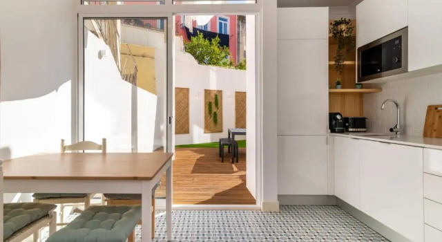 1bd Industrial-Styled Home in Lisbon by GuestReady, Забронировать Отель Alcantra Лиссабон, рядом с Художественный центр LxFactory