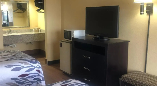 Четырёхместный номер Deluxe Red Roof Inn Berea