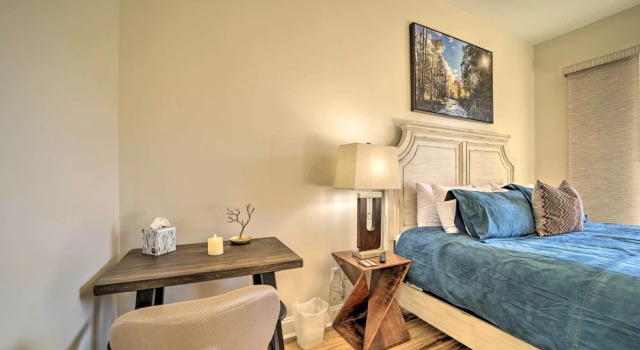 Beautiful Whittier Condo w/ Deck + Mtn Views!, Забронировать Апартаменты/квартира Отели Уитиер с парковкой, Парковка
