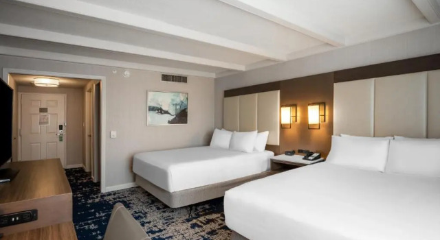 Четырёхместный номер Standard Crowne Plaza Albany - The Desmond Hotel