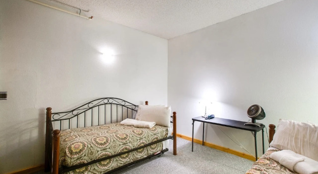 56SLL - Fireplace - Inexpensive - Kitchenette - Sleeps 4, Buchen Sie Ferienwohnung Hotels in Glacier mit Parkplatz, Parkplätze