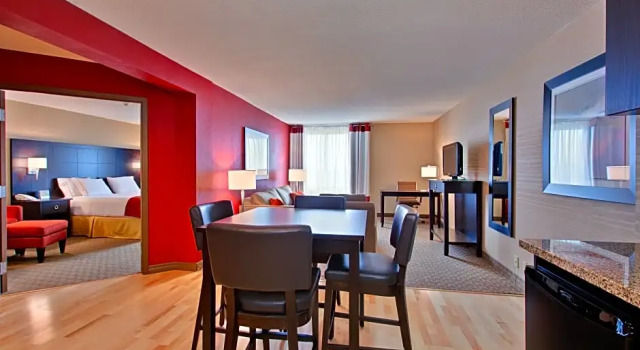 Двухместный люкс Holiday Inn Express Hotel & Suites Chatham South by IHG