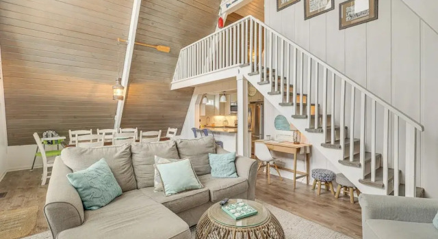 Коттедж Unique A-frame Beach House: 'the Beacon at Oib'