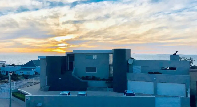Апартаменты Small Bay Beach Suites