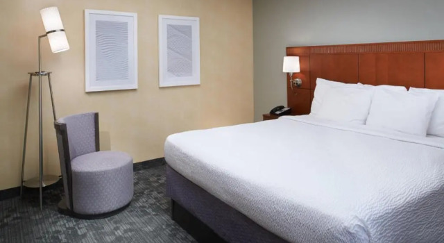 Двухместный люкс c 1 комнатой Courtyard by Marriott Rockford