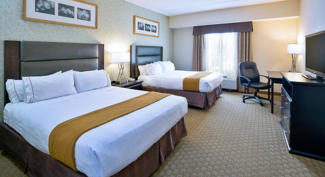Четырёхместный номер Standard Holiday Inn Express Hotel & Suites Ottawa Airport by IHG