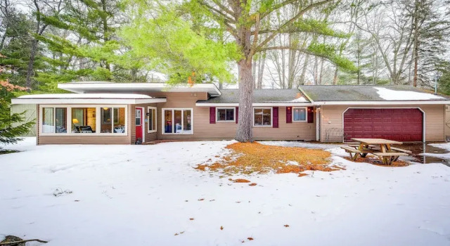 Коттедж Cozy Cottage w/ Sunroom - Walk to Higgins Lake