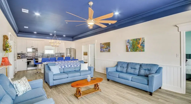 Коттедж с 4 комнатами Long Beach Home w/ Views & On-site Beach Access!