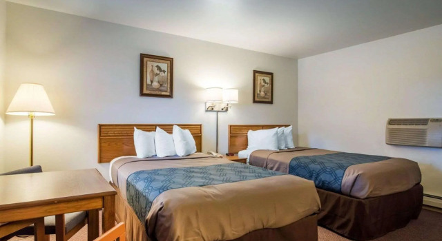 Четырёхместный номер Standard Econo Lodge Saint Albans