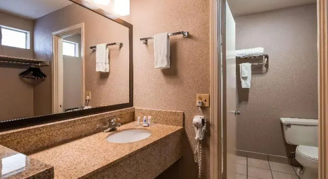 Четырёхместный номер Standard с балконом Best Western Andersens Inn