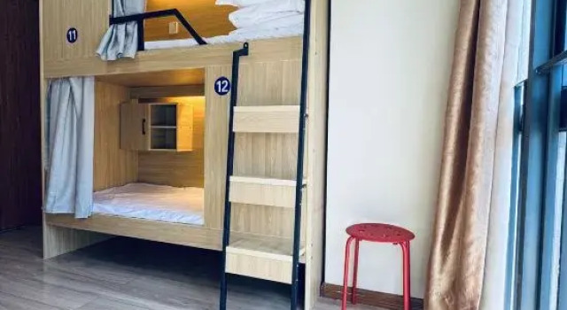 Кровать в общем номере (мужской номер) с красивым видом из окна Shenzhen Pusu Hostel (Longgang Jixiang Subway Station)