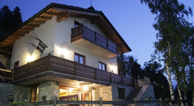 Chambres DHotes Les Fleurs, Забронировать Отель Грессан Пила, рядом с Les Fleurs-Plan Praz