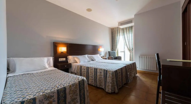 Трёхместный номер Standard с балконом Hotel Troncoso