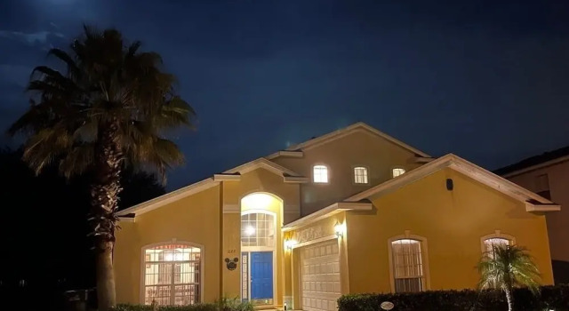 Beautiful 5 Bedroom Home With Large South-facing Pool