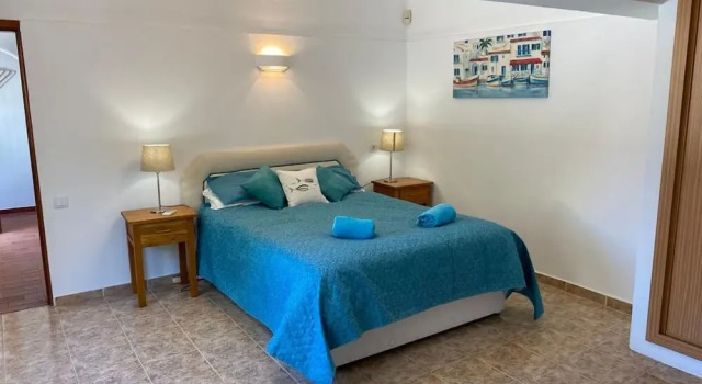 Вилла Villa Vale Verde 5 Bedroom Villa, 10 min walk to