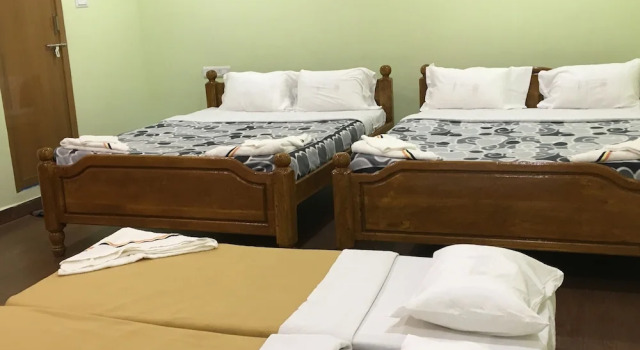 Кровать в общем номере Jayaram Residency Srikalahasti