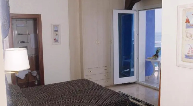 Четырёхместный номер с балконом и с видом на море Hotel Caravelle&MiniCaravelle
