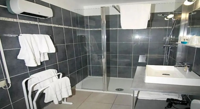 Четырёхместный номер Comfort The Originals City, Hôtel Azur, Fos-sur-Mer