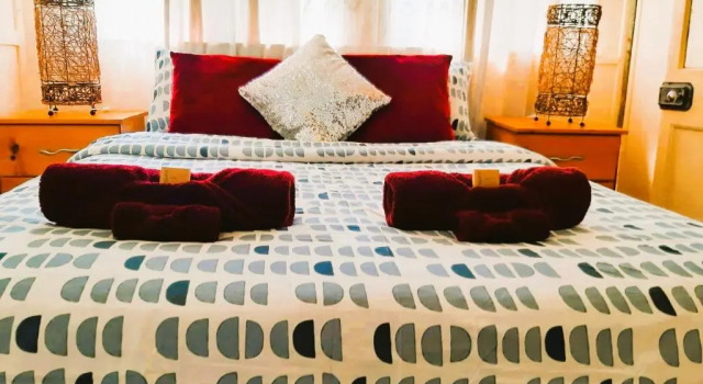 Oakwood House - Entire 4 bedroom house with Foxtel & WiFi, Book Hotel Hoteller i Tambo med parkering, Parkering