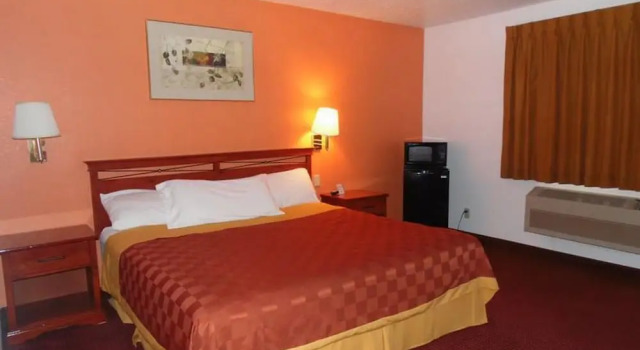 Четырёхместный номер Standard American Inn & Suites
